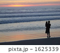 夕焼け　親子　海岸 1625339