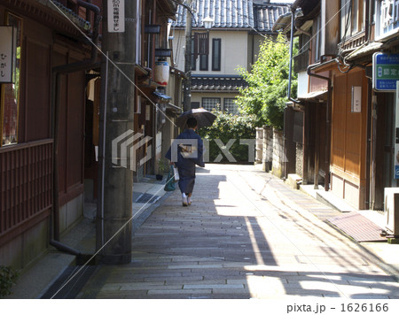着物姿の女性、一人歩き。 着物姿の女性、一人歩き。 1626166