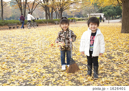 落ち葉掃き 1626401