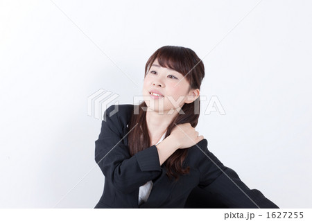 肩をもむスーツ姿の女性 1627255