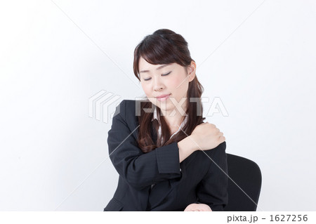 肩をもむスーツ姿の女性 1627256