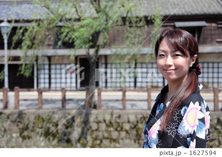 水郷佐原と笑顔の浴衣の女性 1627594