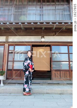 古民家と浴衣の女性 古民家と浴衣の女性 1627605