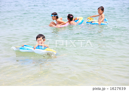 フロートで泳ぐ笑顔の男の子 1627639