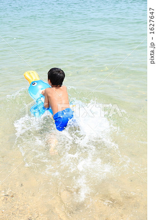 フロートで遊ぶ男の子の後ろ姿 フロートで遊ぶ男の子の後ろ姿 1627647