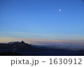 朝焼けに浮かぶ月と槍 1630912