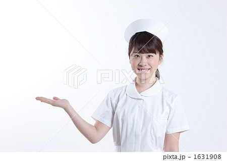 案内する女性看護士 1631908