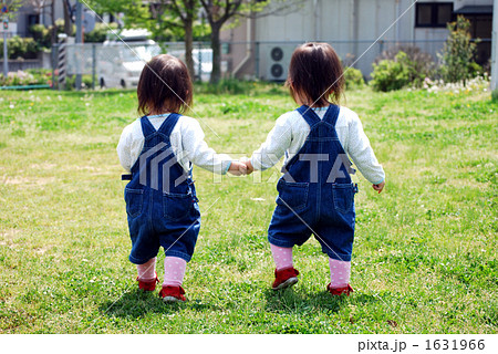 双子の散歩の写真素材