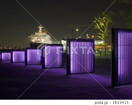 船と横浜港の夜景(横浜市中区、象の鼻パークより) 船と横浜港の夜景(横浜市中区、象の鼻パークより) 1633415
