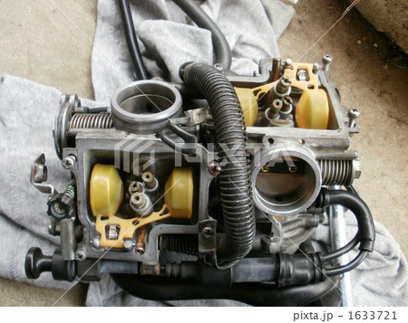 バイクのキャブレター内部×２ 1633721