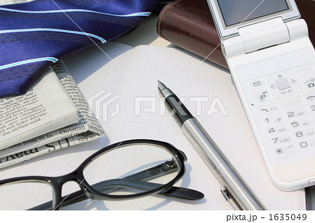 小物 (ビジネス 仕事 メガネ 文房具 手帳 携帯電話 新聞 ペン) 小物 (ビジネス 仕事 メガネ 文房具 手帳 携帯電話 新聞 ペン) 1635049