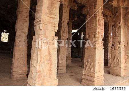 ハンピ遺跡の柱彫刻 1635536