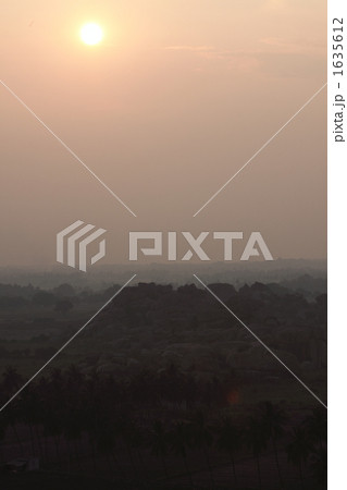 世界遺産ハンピ遺跡群での夕日 世界遺産ハンピ遺跡群での夕日 1635612