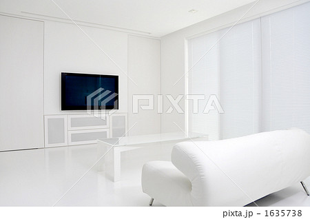 真っ白でシンプルモダンなリビングの写真素材