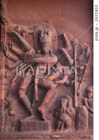 バーダミ石窟のナタラージャ像 1635803