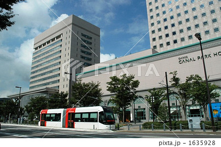 再開発地区を走る近未来型路面電車 1635928