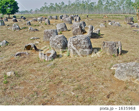 ジャール平原の「壷形の石群」（シエンクワーン県／ラオス） 1635968