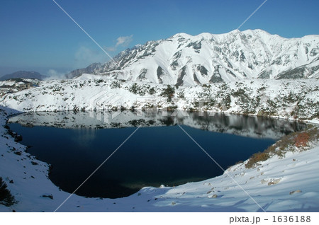 初雪の立山を映すみくりが池 1636188