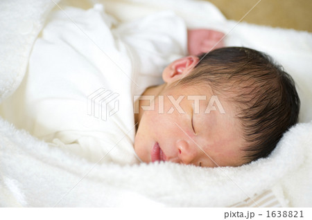 スヤスヤ眠る赤ちゃん スヤスヤ眠る赤ちゃん 1638821