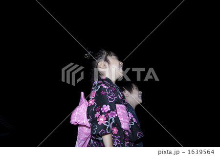 夜空を見上げる子供たち 1639564