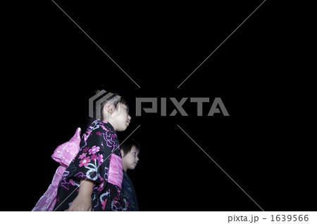 夜空を見上げる子供たち 1639566