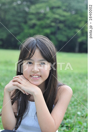 芝生にしゃがむ女の子 芝生にしゃがむ女の子 1640002