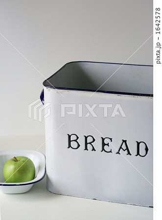 ブレッドビンとリンゴ 1642578