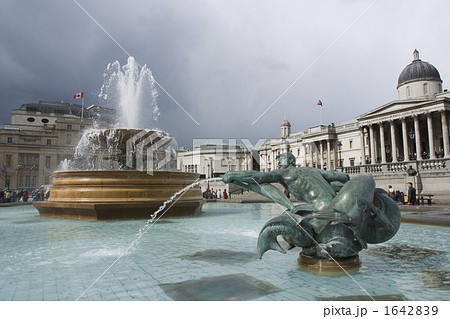 トラファルガー広場の噴水とザ・ナショナル・ギャラリー トラファルガー広場の噴水とザ・ナショナル・ギャラリー 1642839