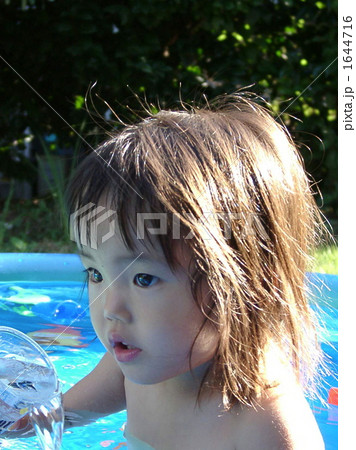女の子 ビニールプール 2歳の写真素材 女の子 ビニールプール 2歳の写真素材