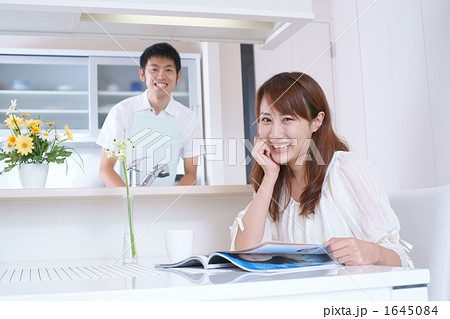 家事をする夫と休憩する妻 1645084
