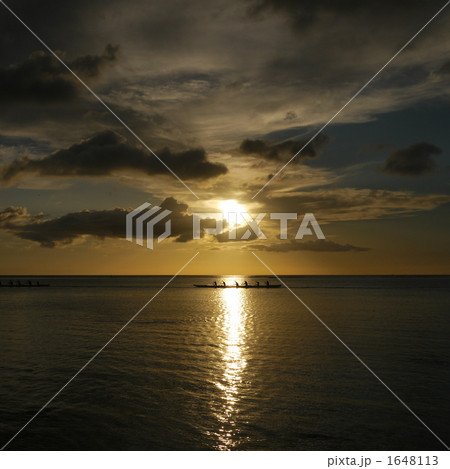 夕焼けに浮かぶボート 1648113