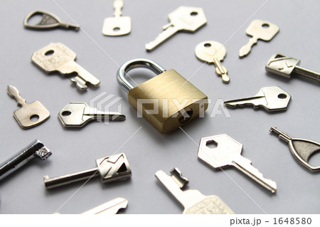 散乱した鍵と南京錠01 1648580