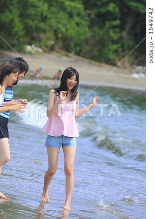 波とたわむれる女の子 1649742