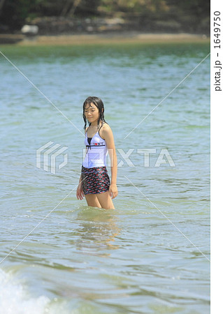 波打ち際にたたずむ女の子 波打ち際にたたずむ女の子 1649750