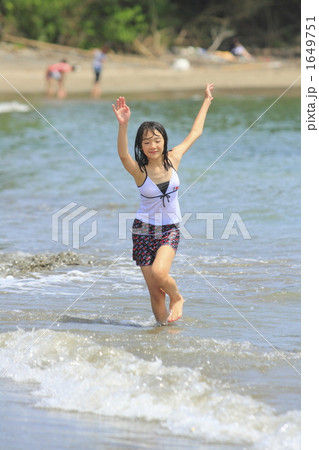 両手をあげて波打ち際を走る女の子 両手をあげて波打ち際を走る女の子 1649751