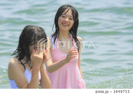 目に水が入った妹を気遣う姉 1649753