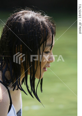 貝を拾う女の子 1649761