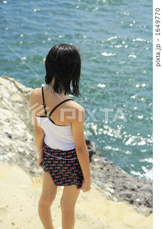 高い岩の上の女の子 1649770