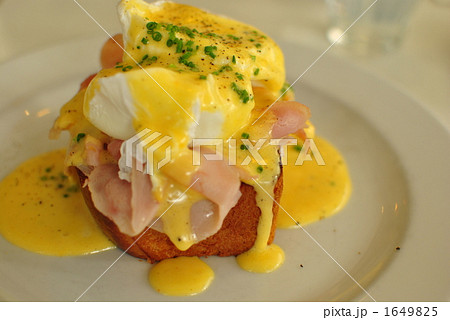 オーストラリアの定番ブレッキー、エッグベネディクト 1649825