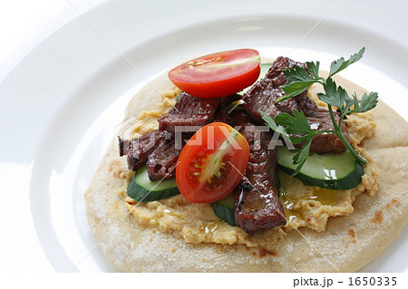 ピタパン、ラム肉とフムスのせ。 ピタパン、ラム肉とフムスのせ。 1650335