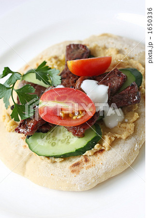 ピタパン、ラム肉とフムスのせ。 1650336
