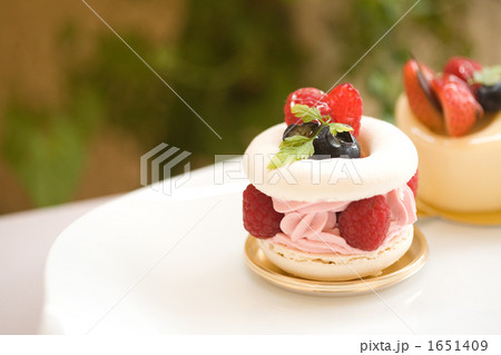 1651409