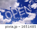 青空に浮かぶOPENの文字 1651485