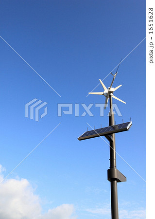 ソーラーパネルと風力発電街灯 1651628