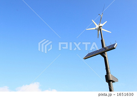 ソーラーパネルと風力発電街灯 1651630