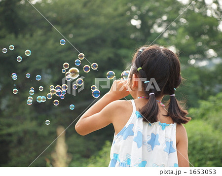 後姿 シャボン玉 女の子の写真素材 後姿 シャボン玉 女の子の写真素材
