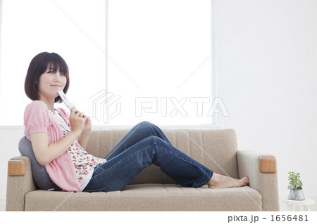 ソファでくつろぐ若い女性 1656481