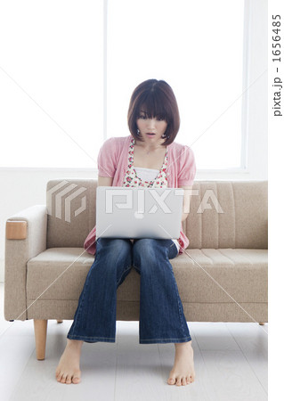 ソファでパソコンを操作する若い女性 ソファでパソコンを操作する若い女性 1656485