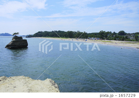 対岸の岩場から見た桂島海水浴場 1657229