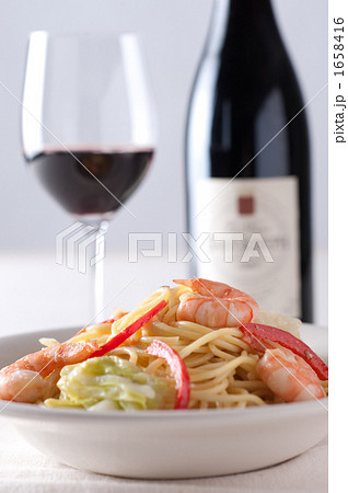 パスタと赤ワイン 1658416